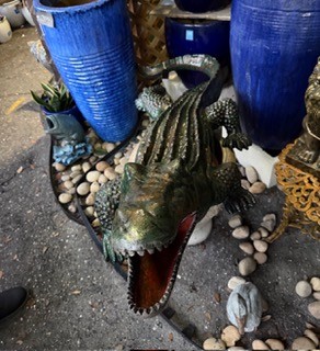 Flat alligator cast aluminum garden statue